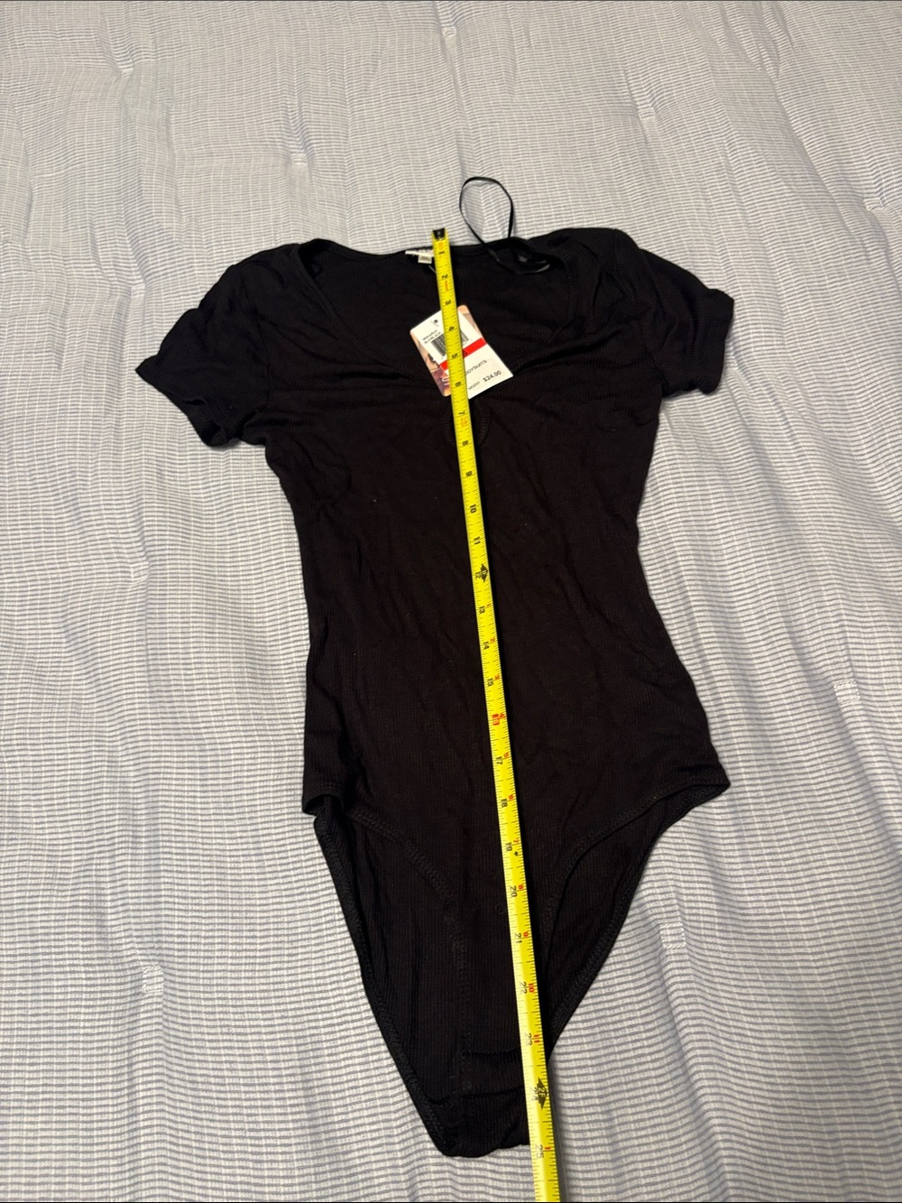 Ribbed Short Sleeve Black Bodysuit with Keyhole Detail - Picture 3 of 3